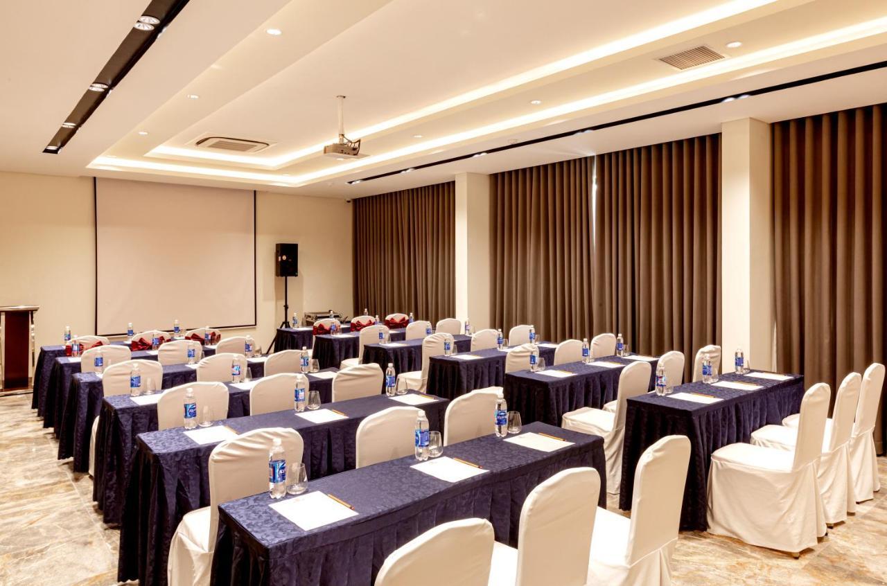 Phu Thang Grand Hotel Duc Hoa Luaran gambar