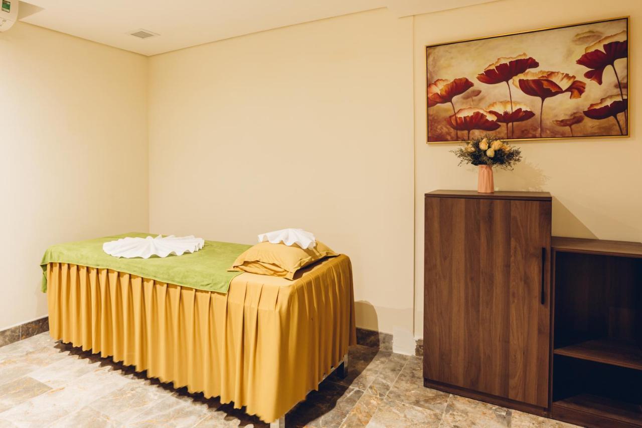 Phu Thang Grand Hotel Duc Hoa Luaran gambar